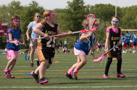 Lightning Lacrosse team huddle on the sideline (32)