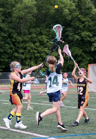 Lightning Lacrosse team huddle on the sideline (37)